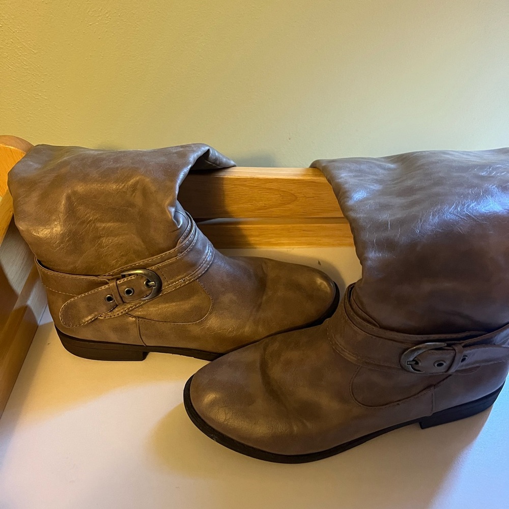 Women's Tan Leather high boots-
BAMBOO brand   (hits just under knee) Size 8